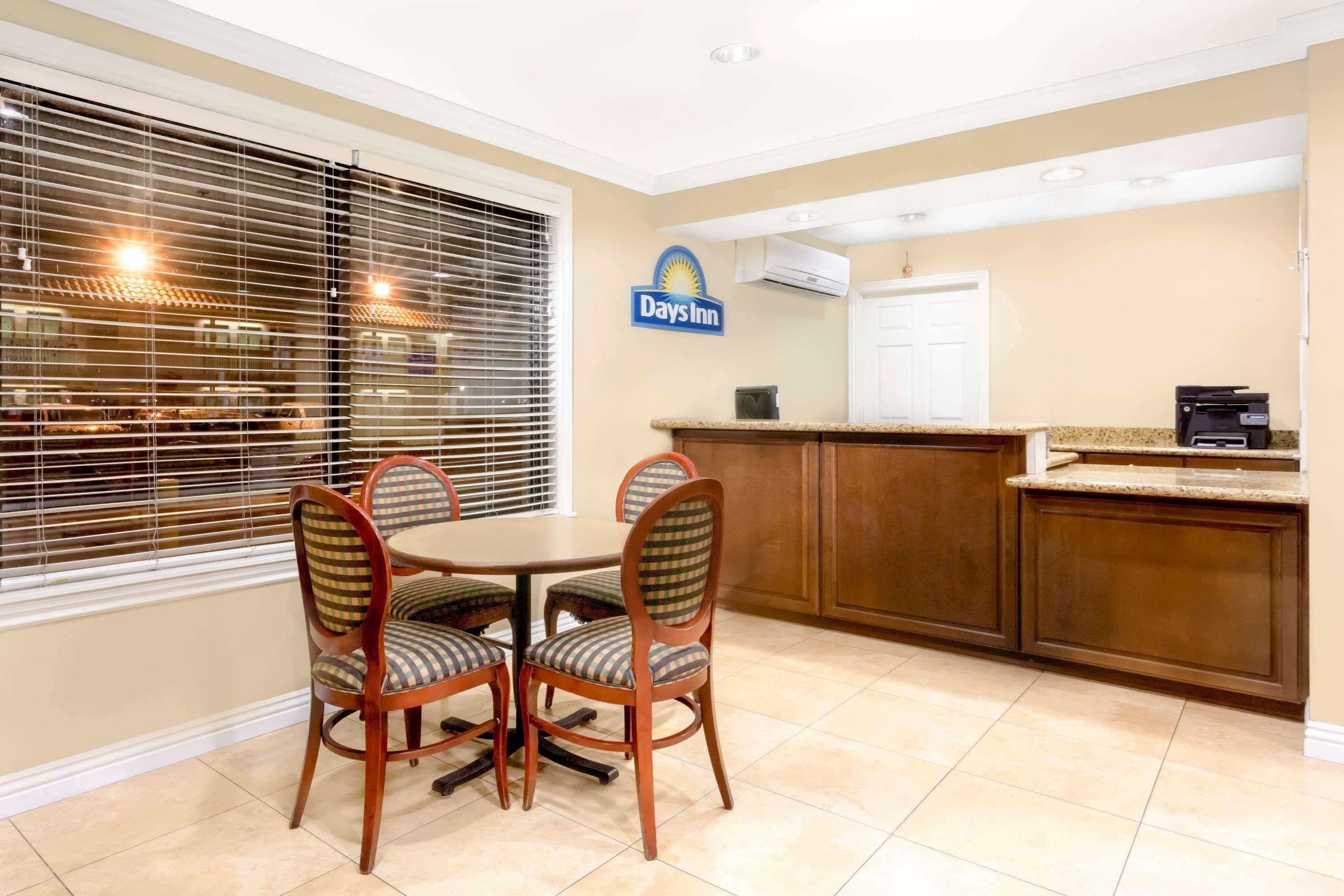 Days Inn By Wyndham Kingman East Экстерьер фото