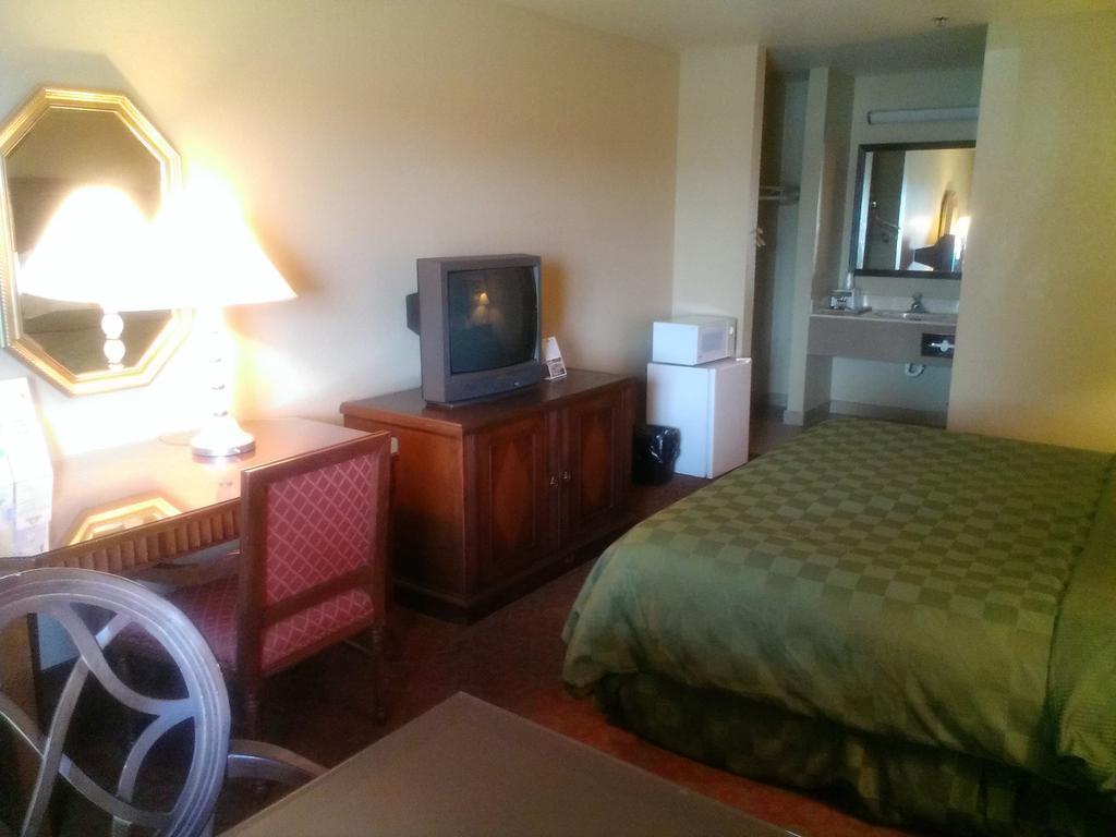 Days Inn By Wyndham Kingman East Экстерьер фото